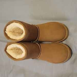 NWOT Bearpaw boots